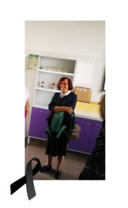 KOBIETA STOI W SALI W DOLNYM ROGU KIR