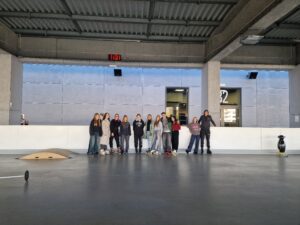 osoby stoją na rolkach na rolkowisku