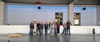 osoby stoją na rolkach na rolkowisku