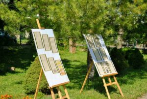 na sztalugach stoją plakaty