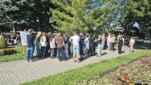 grupa osób przy trawniku