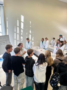 uczniowie stoją w sali