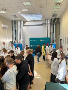 osoby oglądają stoiska