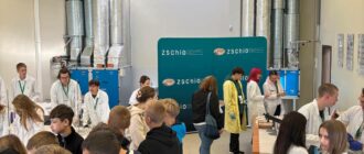 osoby oglądają stoiska