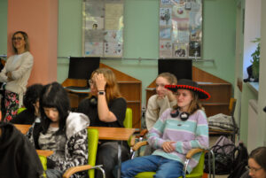 uczniowie siedzą w sali