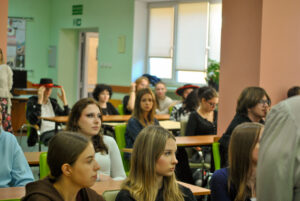 dziewczyny siedzą w ławkach