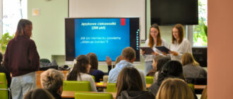 telewizor osoby stoją w sali