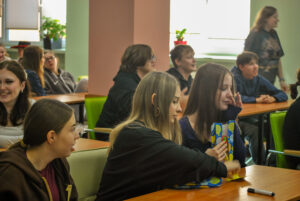 uczniowie siedzą w ławkach