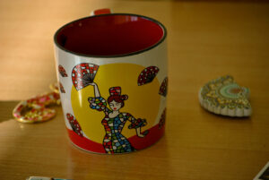 kubek z motywami hiszpańskimi