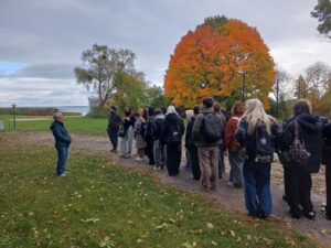 OSOBY STOJĄ W OGRODZIE