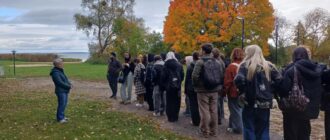 OSOBY STOJĄ W OGRODZIE