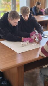 dwóch chłopców wykonuje doświadczenie