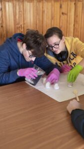 chłopak i dziewczyna wykonują doświadczenie