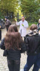 osoby słuchają naukowca na zewnątrz