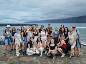 grupa osób na plaży