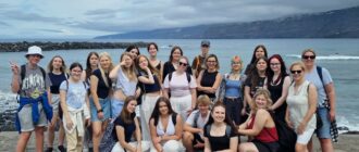 grupa osób na plaży