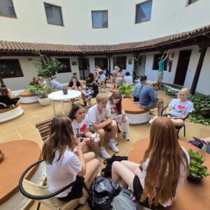 osoby siedzą w holu