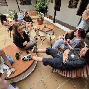 patio i osoby siedzą 