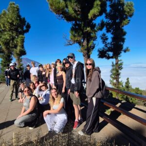 grupa osób pozuje do zjęcia