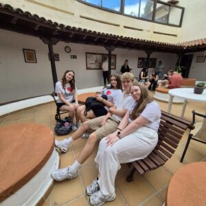 grupa osób siedzi w patio